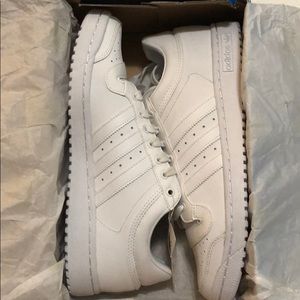 NEW Adidas Top Ten Low in white size 9 1/2 in box!